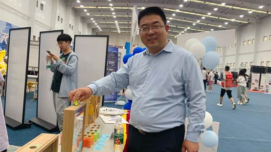 beat365中文官方网站孙怀凤老师倒下许愿瓶（友爱）